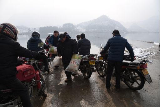 區(qū)政協(xié)副主席杜可林一行寒冬送暖暖人心.jpg 區(qū)政協(xié)副主席杜可林一行寒冬送暖暖人心.jpg